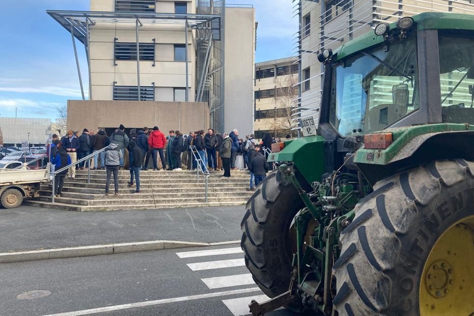 PHOTOS. Colère des agriculteurs : prairie artificielle et carton rouge à l’administration accusée de « laisser aller »