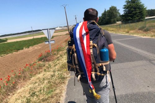 Ce maire parcourt 650 km à pieds pour faire entendre la voix des petites communes à l'Élysée