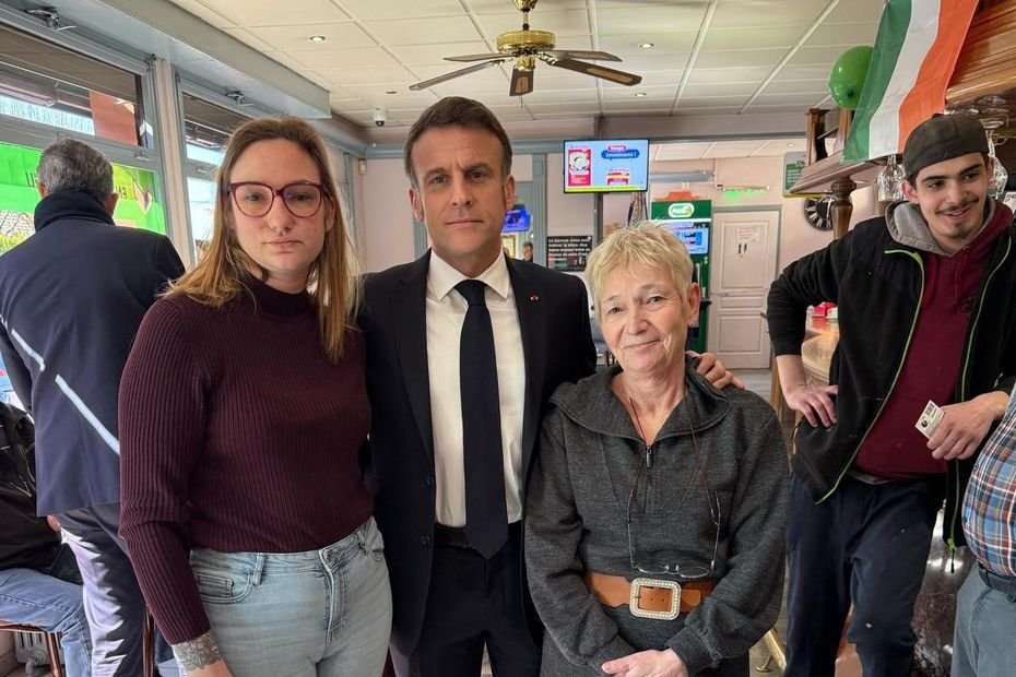 Emmanuel Macron en arrêt surprise dans un bar tabac de Haute-Marne