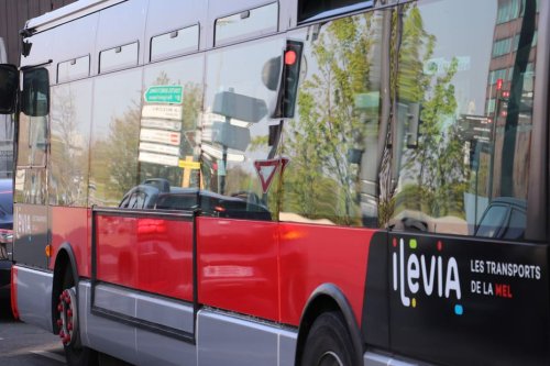 "Vous n'allez pas nous prendre en otage" : une militante féministe victime d'une agression verbale dans un bus