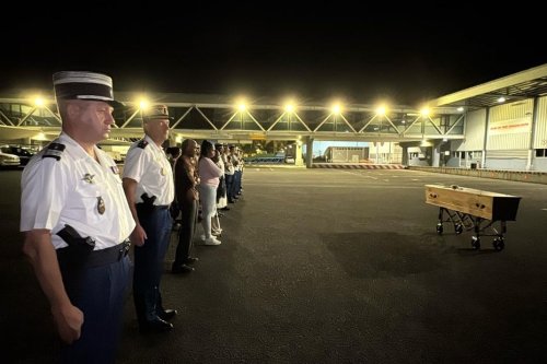 Hommage militaire et marche funèbre à l'aéroport Guadeloupe Maryse Condé pour l'élève gendarme Irvin Félicité
