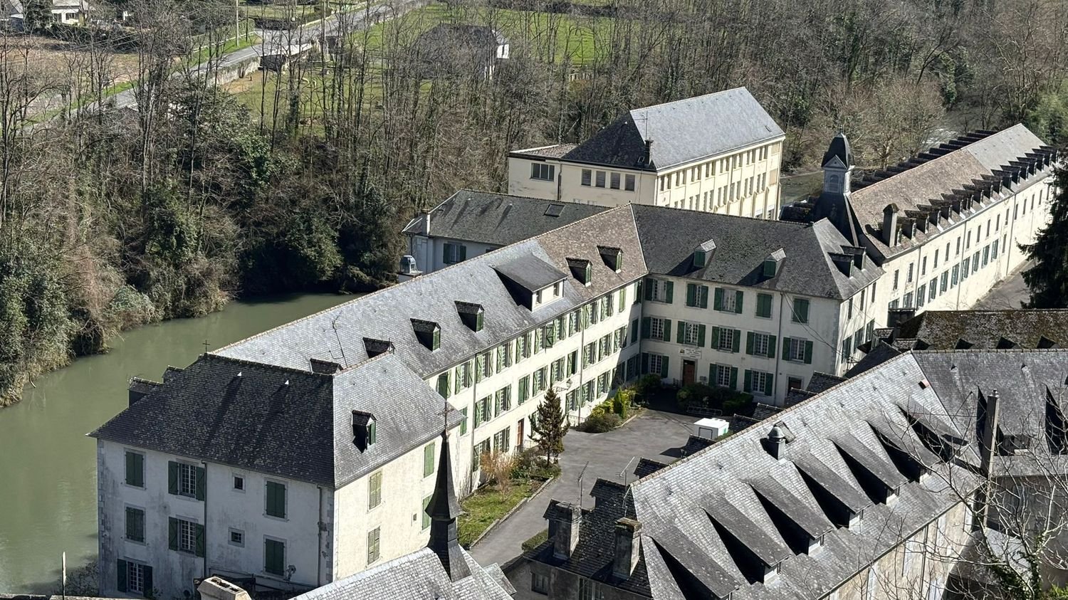 "Nous sommes tous brûlés de l'intérieur" : deux victimes de Bétharram témoignent pour la première fois devant des membres de la congrégation