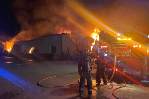 Incendie : bâtiment entièrement embrasé, boxes à chevaux vides... ce que l'on sait du feu qui a éclaté dans un domaine agricole du Gard