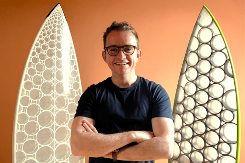 Innovation : il conçoit une planche de surf en sargasses collectées aux Antilles