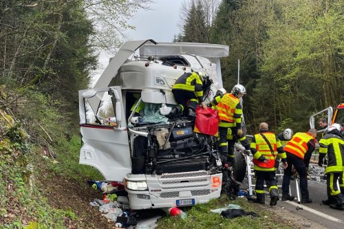 Deux conducteurs entre la vie et la mort : ce que l'on sait du terrible choc frontal entre deux poids lourds sur la RN57