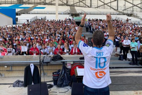 VIDEOS. La chorale se prépare au Vélodrome, avec Rémy, le chef de chœur en maillot de l'OM