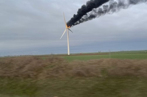 Une éolienne prend feu le long de l'autoroute A10