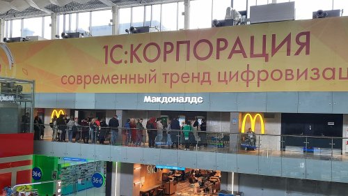 "McDonald's nous manque déjà" : à Moscou, les habitants se ruent dans l'un des derniers restaurants encore ouverts