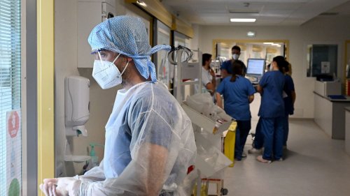 "On a autre chose à gérer !" : vérifier les doses de rappel des 2,7 millions de soignants, un casse-tête pour les hôpitaux et les Ehpad
