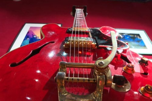"C’est le symbole de la fin d’Oasis" : une guitare de Noel Gallagher aux enchères à Paris