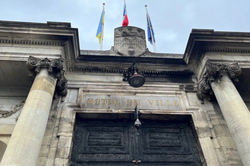 Incendie de la porte de la mairie de Bordeaux : "Nous ne nous sentions pas particulièrement menacés" indique Pierre Hurmic