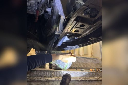 Le chien des douaniers flaire la drogue sous la voiture, près de 10 kilos d'herbe de cannabis saisis au péage sur l'A36