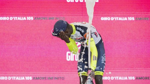 Giro 2022 : blessé à l'oeil par le bouchon de la bouteille célébrant sa victoire, Biniam Girmay abandonne