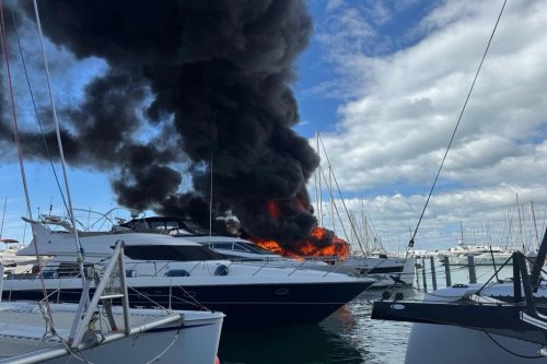 Incendie à bord d'un yacht, des pompiers spécialisés coulent le navire dans le port de plaisance pour éviter la propagation des flammes aux bateaux voisins