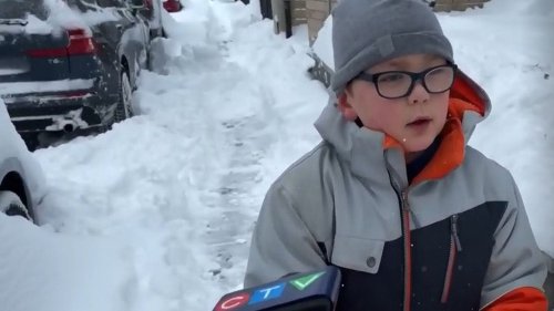 "Je suis épuisé !" : au Canada, le cri du cœur d’un enfant lassé de pelleter de la neige fait l’unanimité sur Twitter et TikTok