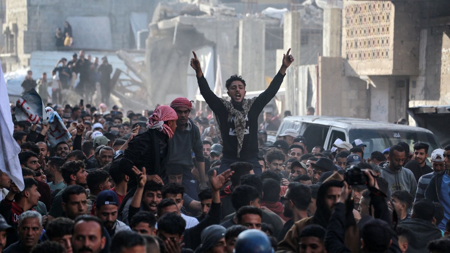 "Nous ne voulons plus de ces dirigeants" : des centaines de Palestiniens manifestent à Gaza appelant à la fin de la guerre