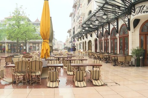 "On ne peut pas rattraper le retard qu'on a pris" : la pluie et le mauvais temps gâchent les recettes des restaurateurs