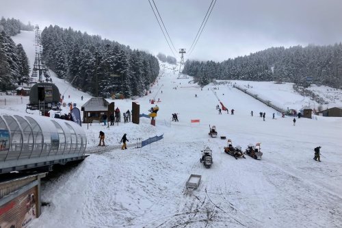 “C’est de la poudreuse, c'est idéal” : quand la neige vient terminer la saison en beauté à la station du Lioran dans le Cantal