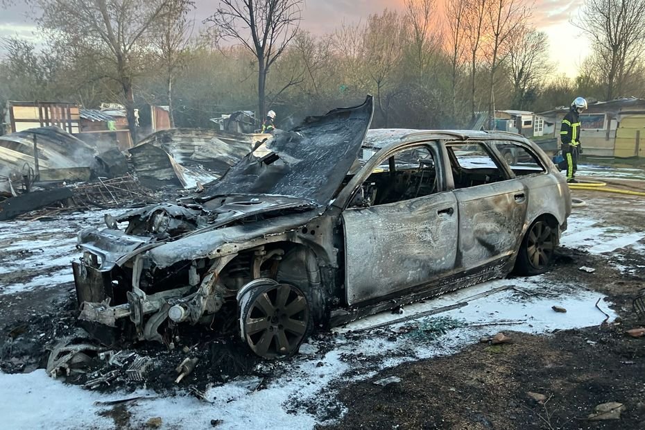 Incendie dans l'un des plus grands bidonvilles de France : plusieurs caravanes et une voiture détruites, une famille a tout perdu