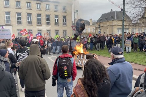 Une effigie d'Emmanuel Macron brûlée devant la préfecture du Calvados