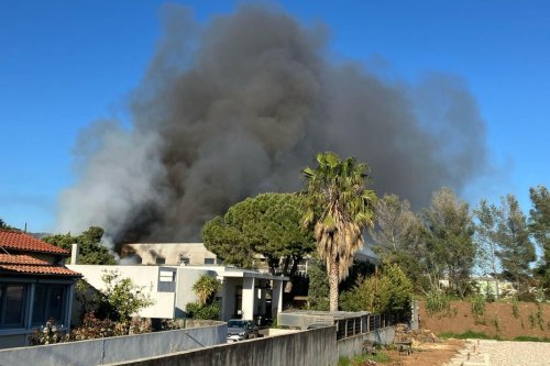 EN IMAGES. Des mesures de la qualité de l’air réalisées après un spectaculaire incendie dans un centre de tri de déchets