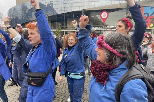 Manifestation du 28 mars : féministes en bleu de travail, les Rosies d'Amiens plus que jamais mobilisées contre la réforme des retraites