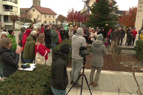 Une soixantaine d’habitants manifestent contre les "projets fous" du département de la Haute-Savoie