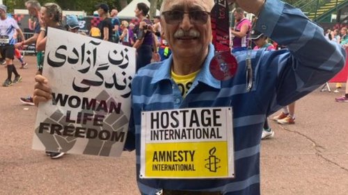 À 68 ans, Anoosheh Ashoori, ex-prisonnier politique en Iran, boucle le marathon de Londres et dédie sa course aux Iraniennes