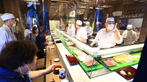 Au Japon, le "terrorisme du sushi" dégoûte les internautes et inquiète les restaurants