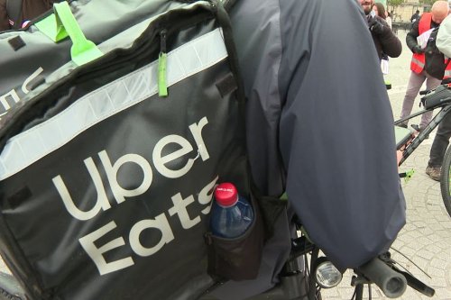 Livreurs Uber Eats : "Pédaler sous la flotte pour 2,85€", ils manifestent contre une rémunération toujours plus faible