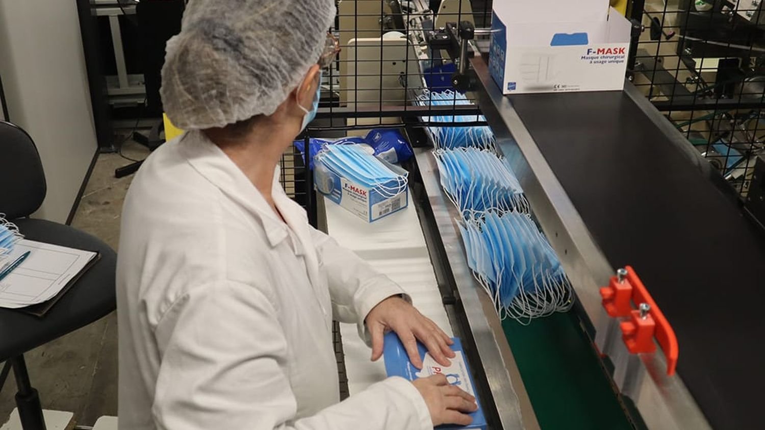 Covid-19 : "Si on a une nouvelle pandémie, on peut produire 100 millions de masques par semaine en France", assure un professionnel du secteur