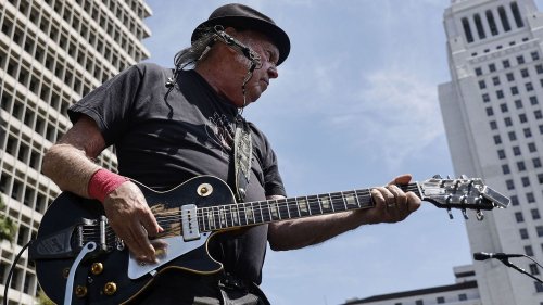 "Si vous êtes fasciste, prenez une Tesla" : Neil Young s'en prend à Elon Musk dans sa nouvelle chanson "Let's Roll Again"