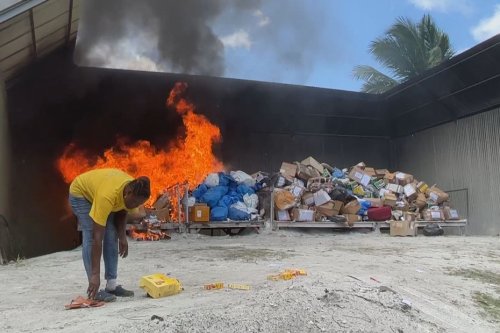 Près de 10 tonnes de marchandises illicites détruites par les Douanes à Sainte Rose