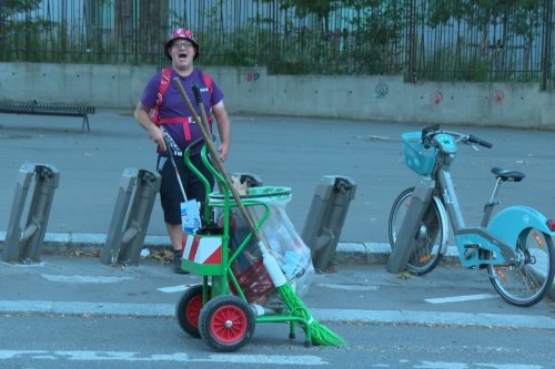 VIDEO. Ludo, éboueur et star des réseaux sociaux, a fini son tour de Paris et récolté 5 000 litres de déchets