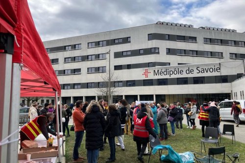 "On nous en demande toujours plus" : 130 aides-soignants, infirmiers et brancardiers mènent une grève inédite à l'hôpital privé Médipôle de Savoie