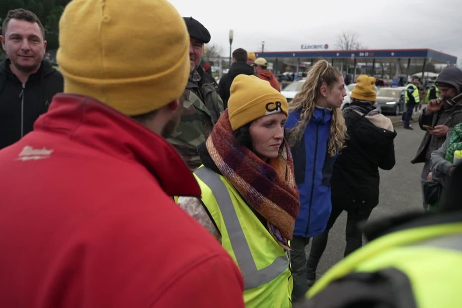 « Ils nous l’ont mise à l’envers » : opération surprise à Leclerc, méthode douce au Super U, les agriculteurs visent désormais les consommateurs