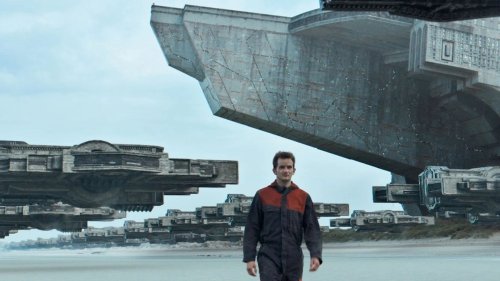 "L'Empire" : Bruno Dumont sonne le glas des blockbusters dans un film de science-fiction décalé