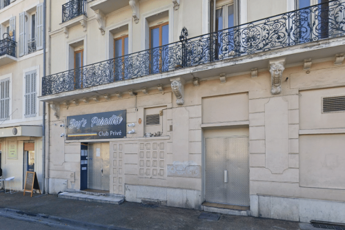 Ils s'interposent pour aider des jeunes filles, des élèves policiers roués de coups à la sortie d'une discothèque