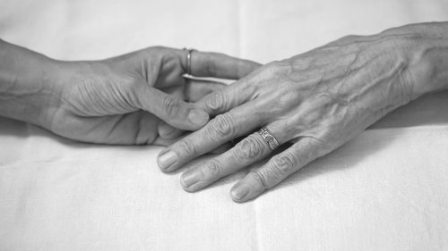 Vidéo "Pour moi, ça s'appelle l'humanisme" : une patiente explique son choix de l'euthanasie dans un documentaire présenté par Marina Carrère d'Encausse