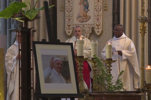 "Il a œuvré pour l'amour et la paix dans le monde entier" A Rouen, un dernier hommage au pape François