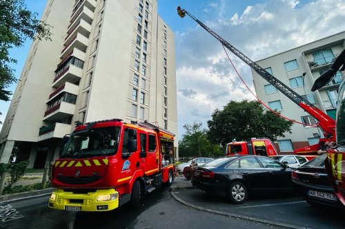 Un immeuble de 12 étages en flamme à Toulouse, le feu maîtrisé