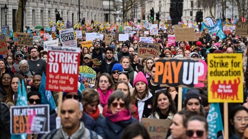 Grèves au Royaume-Uni : "C'est sans précédent depuis 1979", observe une spécialiste