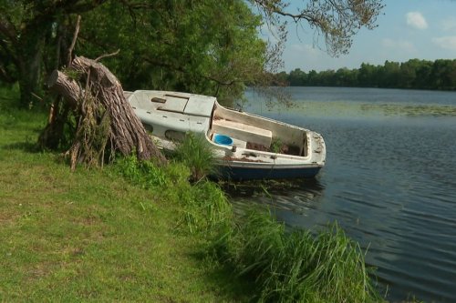 Sur le canal de nantes à Brest, le problème des bateaux abandonnés