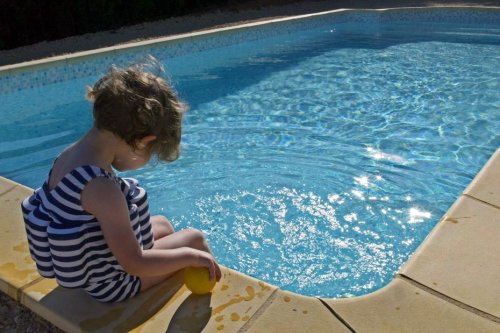 "Le temps de tourner la tête, un drame peut arriver" : dans la piscine familiale, le risque de noyade est élevé pour les jeunes enfants