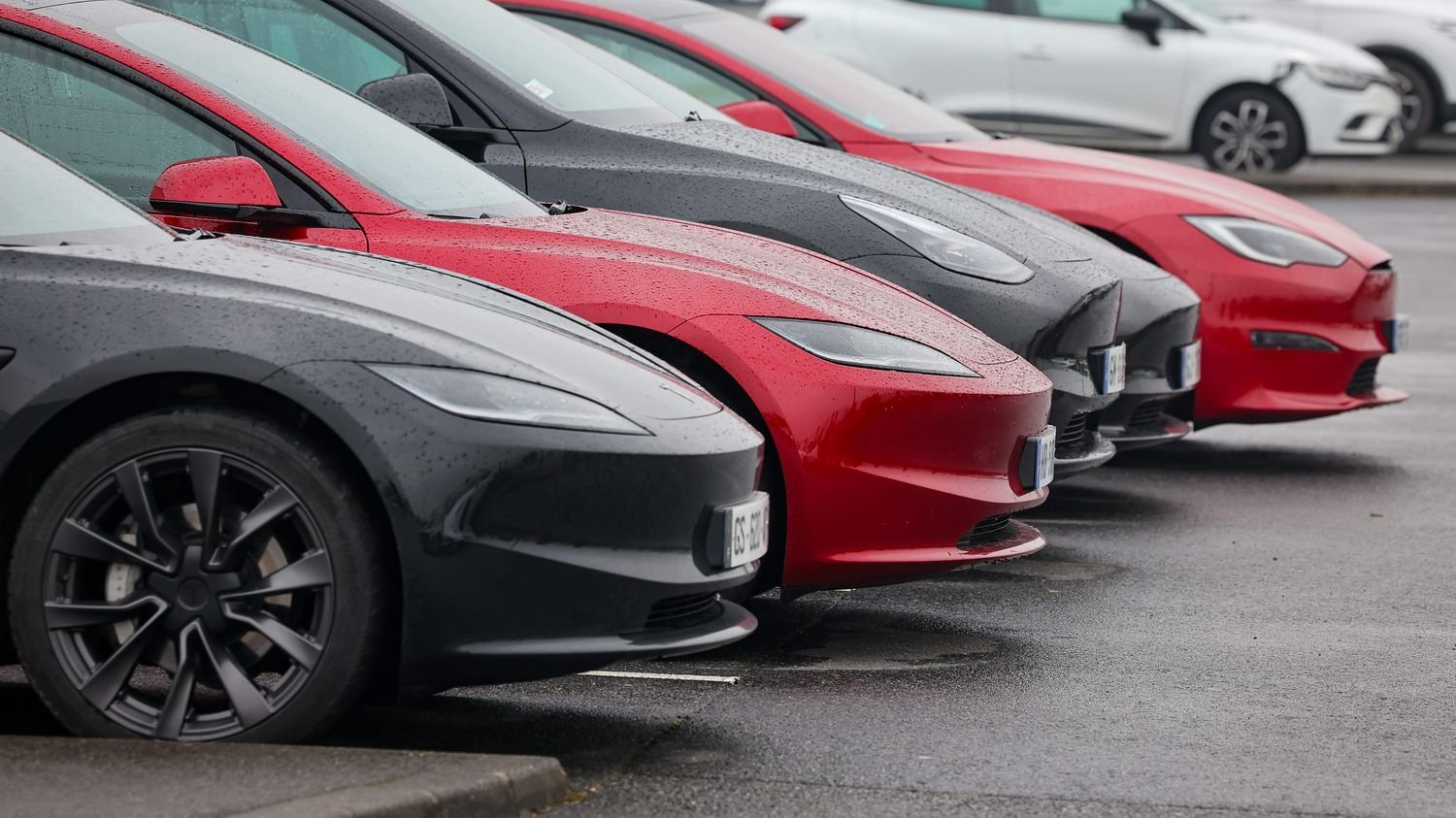 En Savoie, une femme de 62 ans, en colère contre Elon Musk, convoquée au tribunal après avoir rayé dix voitures Tesla