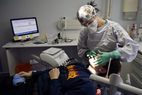 VIH et hépatites : l’inquiétude des patients appelés à se faire dépister après des soins dentaires à Lyon