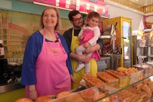 "Ici, on mange de tout et on ne peut pas maigrir, c'est un peu le paradis", portrait de Claudine, madame crêpes et mémoire de la foire aux manèges