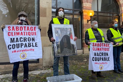 "Un quinquennat perdu pour le climat" : à Nevers, des militants écologistes goudronnent le portrait d'Emmanuel Macron