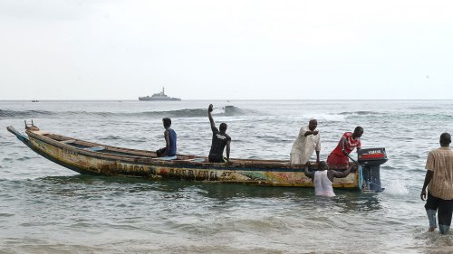 La marine sénégalaise intercepte 272 migrants clandestins en pirogues et les ramène au port de Dakar
