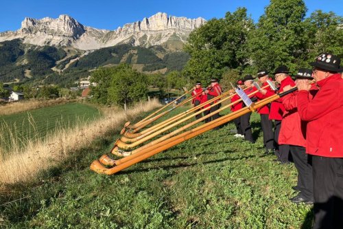 VIDEO. Plus de 80 sonneurs de cor des Alpes ont réveillé le Vercors "en osmose avec la nature"